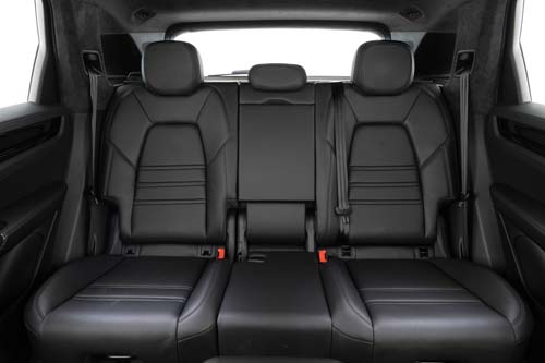 Pilar enorme atrás e encostos de cabeça não rebatíveis penalizam Porsche Cayenne.